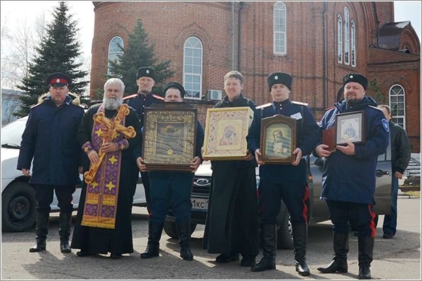 Духовенство и казачество Набережных Челнов совершили автомобильный крестный ход