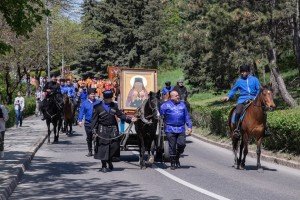 Казаки приняли участие в традиционном городском крестном ходе