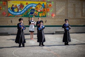 Казачата Свято-Никольской гимназии приветствовали архиерея на торжественной линейке